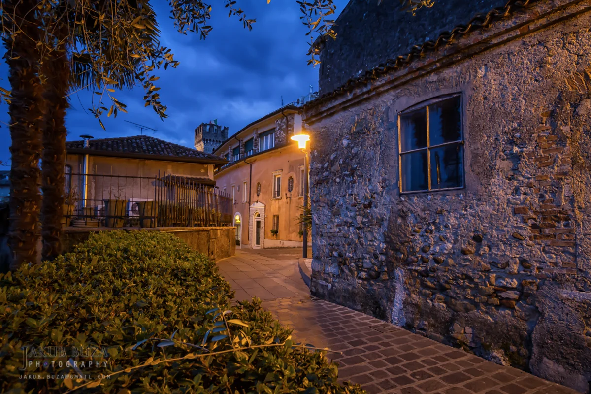 Historische Gasse in der Altstadt von Sirmione